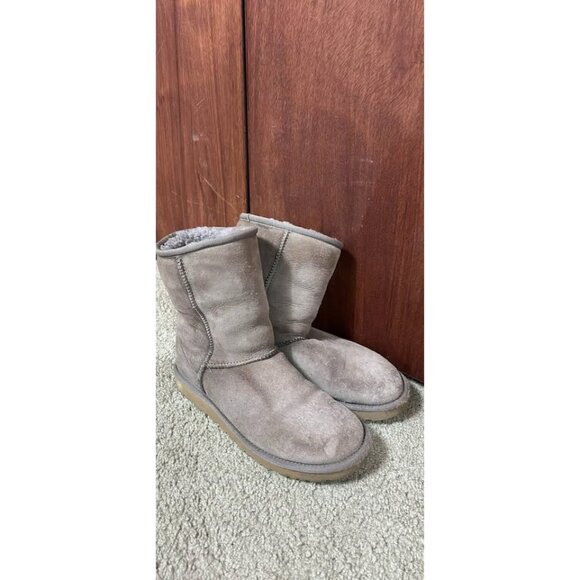 Classic UGG Womens Short Boots Size 8 Taupe Suede Shearling Lined Winter Shoes - Picture 2 of 10